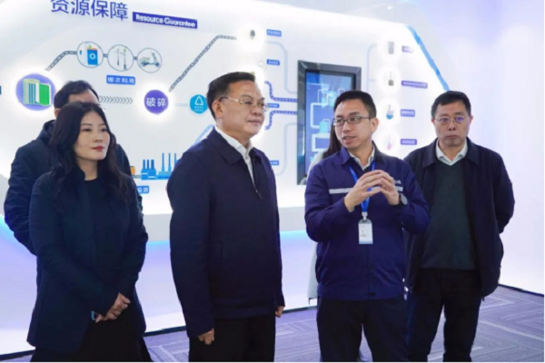 湖南省商務(wù)廳黨組書記、廳長沈裕謀調(diào)研中偉股份中部產(chǎn)業(yè)基地